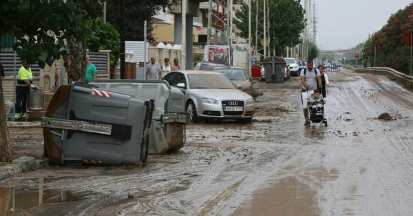 Foto: Aspecto de una calle de Segur de Calafell, Tarragona, una de las localidades más afectadas por la lluvia que afecta diversas zonas de Cataluña. (EFE))