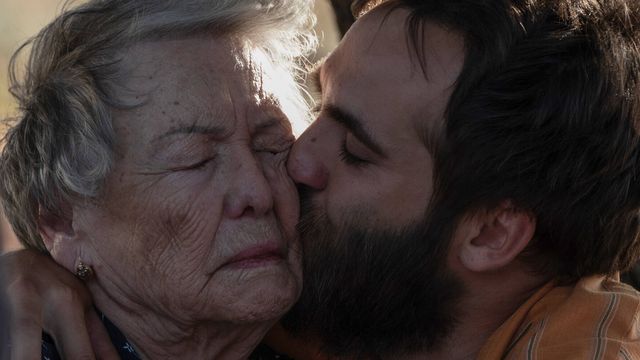 Carlos, besando a su abuela Herminia. (RTVE)