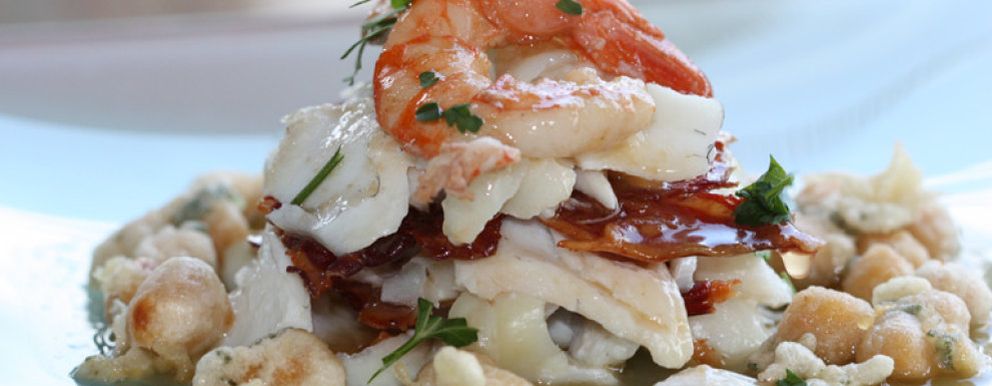 Foto: Delicioso y espectacular: milhojas de bacalao con pil-pil de cigalas y garbanzos fritos