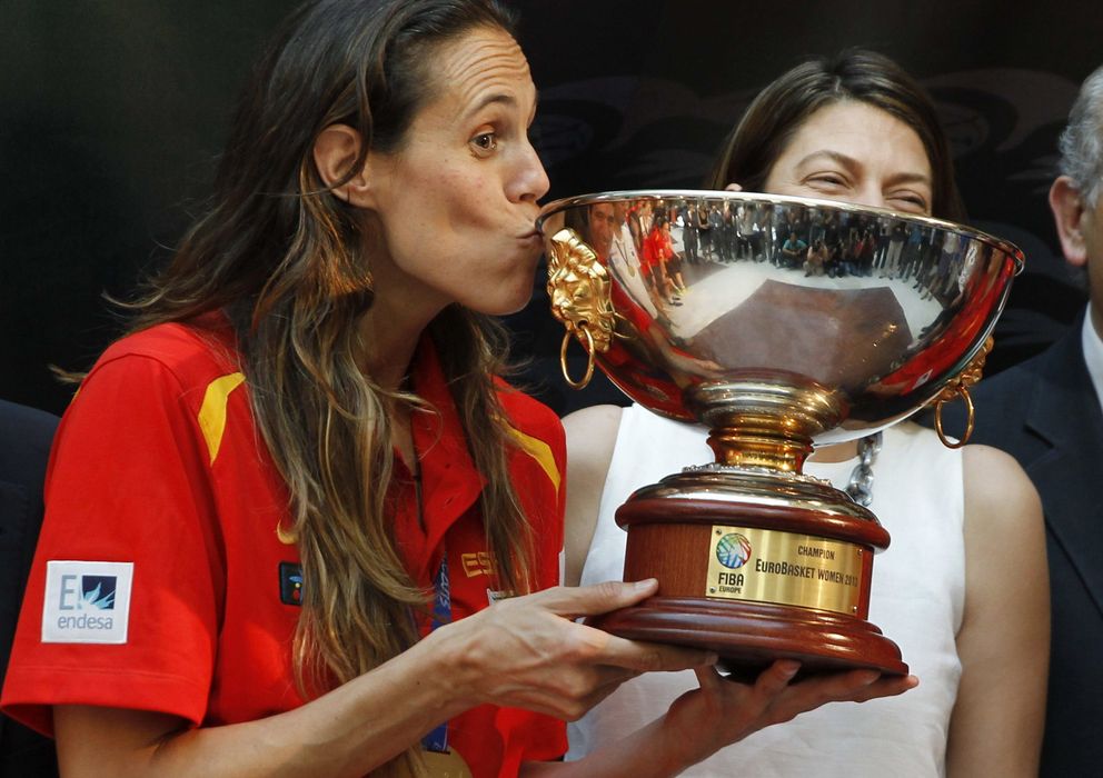 Foto: Amaya Valdemoro, con el título que acredita a la selección femenina como campeona de Europa.