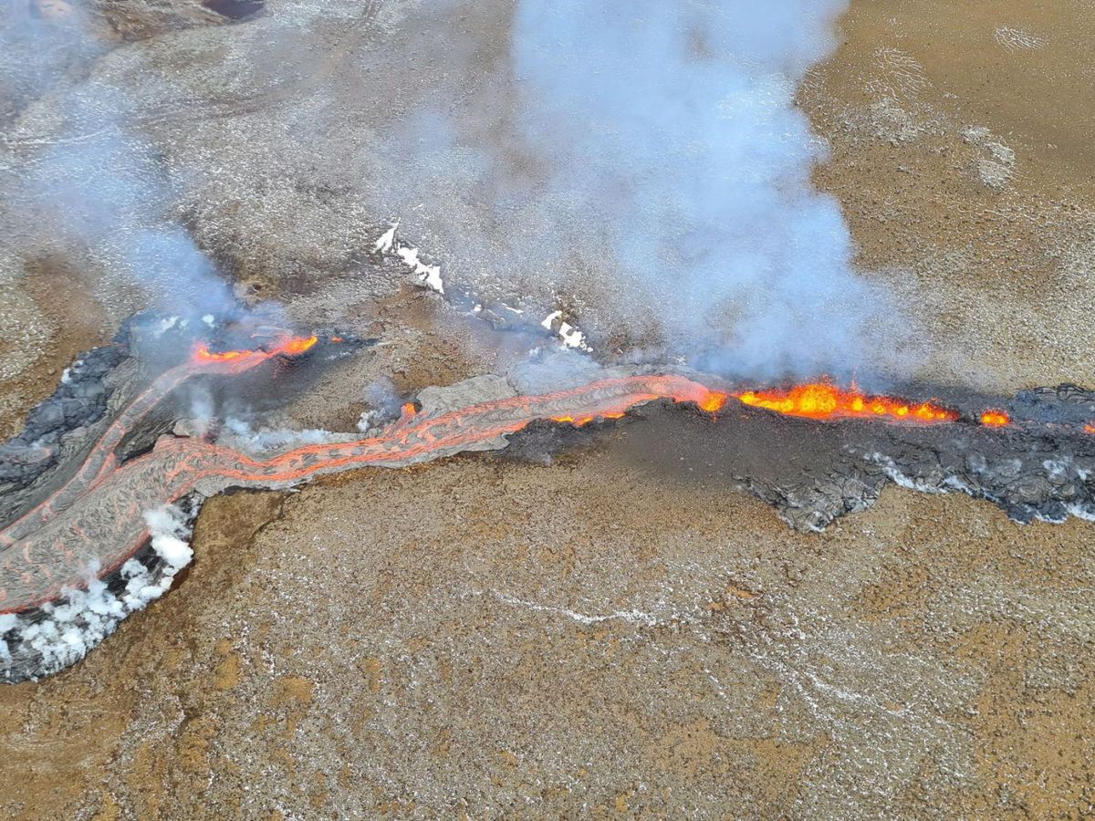 Foto: Imagen de una erupción anterior en Islandia. (EFE/EPA/Bjorn Oddsson)