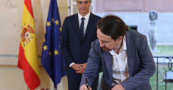 Foto: El presidente del Gobierno, Pedro Sánchez (izda), y el secretario general de Podemos, Pablo Iglesias, firman el acuerdo sobre los PGE. (EFE)