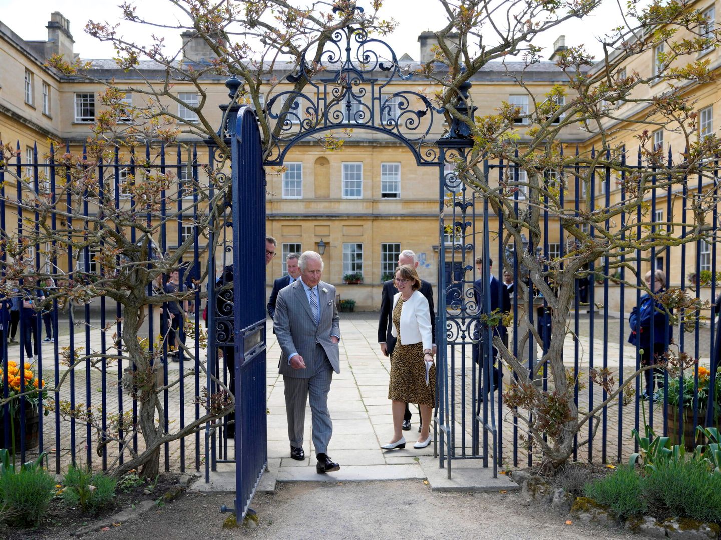 El entonces príncipe Charles, visitando la Universidad de Oxford (2022). 