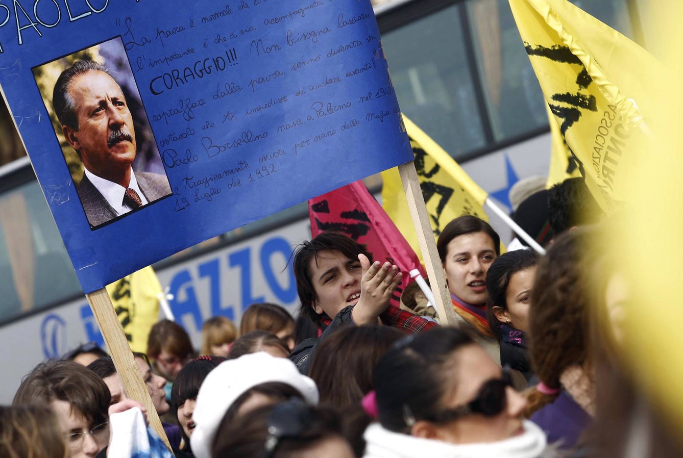 Manifestantes antimafia enarbolan una foto de Paolo Borsellino, en Nápoles, marzo de 2009. (Reuters)