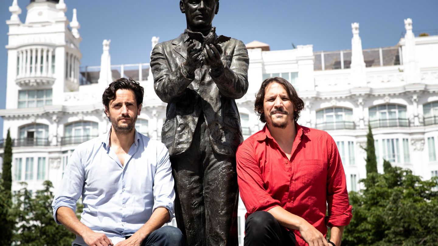 Juan Diego Botto y Sergio Peris-Mencheta junto a la estatuta de Federico García-Lorca (EFE) 