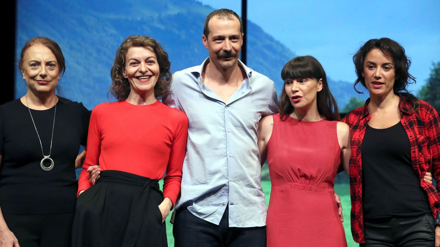 Fele Martínez, junto a las actrices Nuria González, Lola Casamayor, Mónica Regueiro y Lucía Barrado, en un pase gráfico de 'Todas las mujeres'. (EFE)