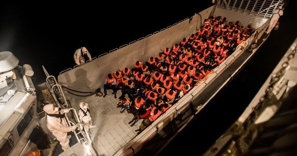 Foto: Parte de los 629 inmigrantes que este fin de semana han sido rescatados por el barco Aquarius. (EFE)