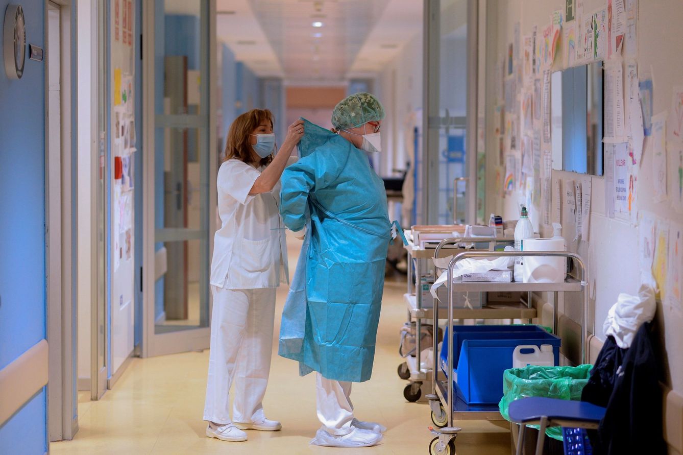 Una enfermera ayuda a una médico de Urgencias del Hospital Pío del Río Hortega de Valladolid. (EFE/Nacho Gallego)