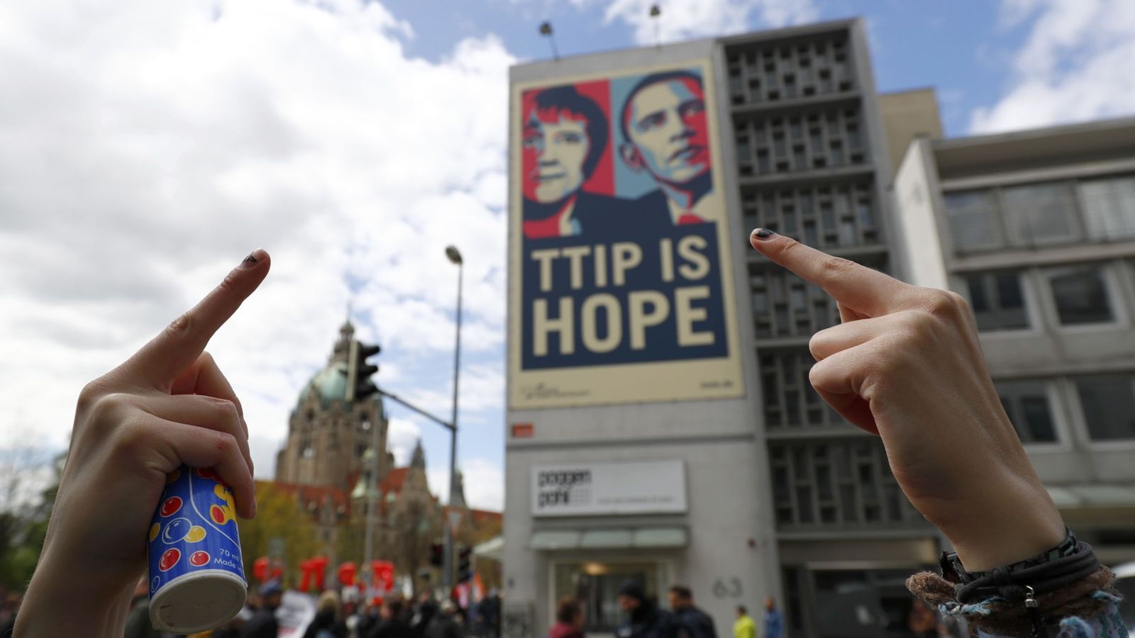 Foto: Un manifestante expresa su rechazo durante una manifestación contra el TTIP en Hannover, Alemania, el 23 de abril de 2016 (Reuters)