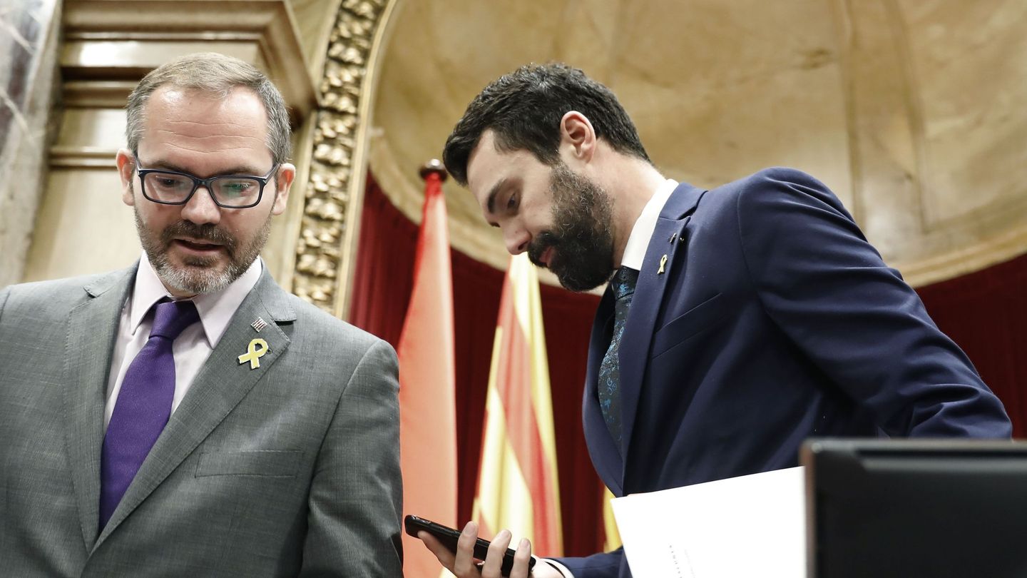 El presidente del Parlament, Roger Torrent (d), y el vicepresidente primero, Josep Costa. (EFE)