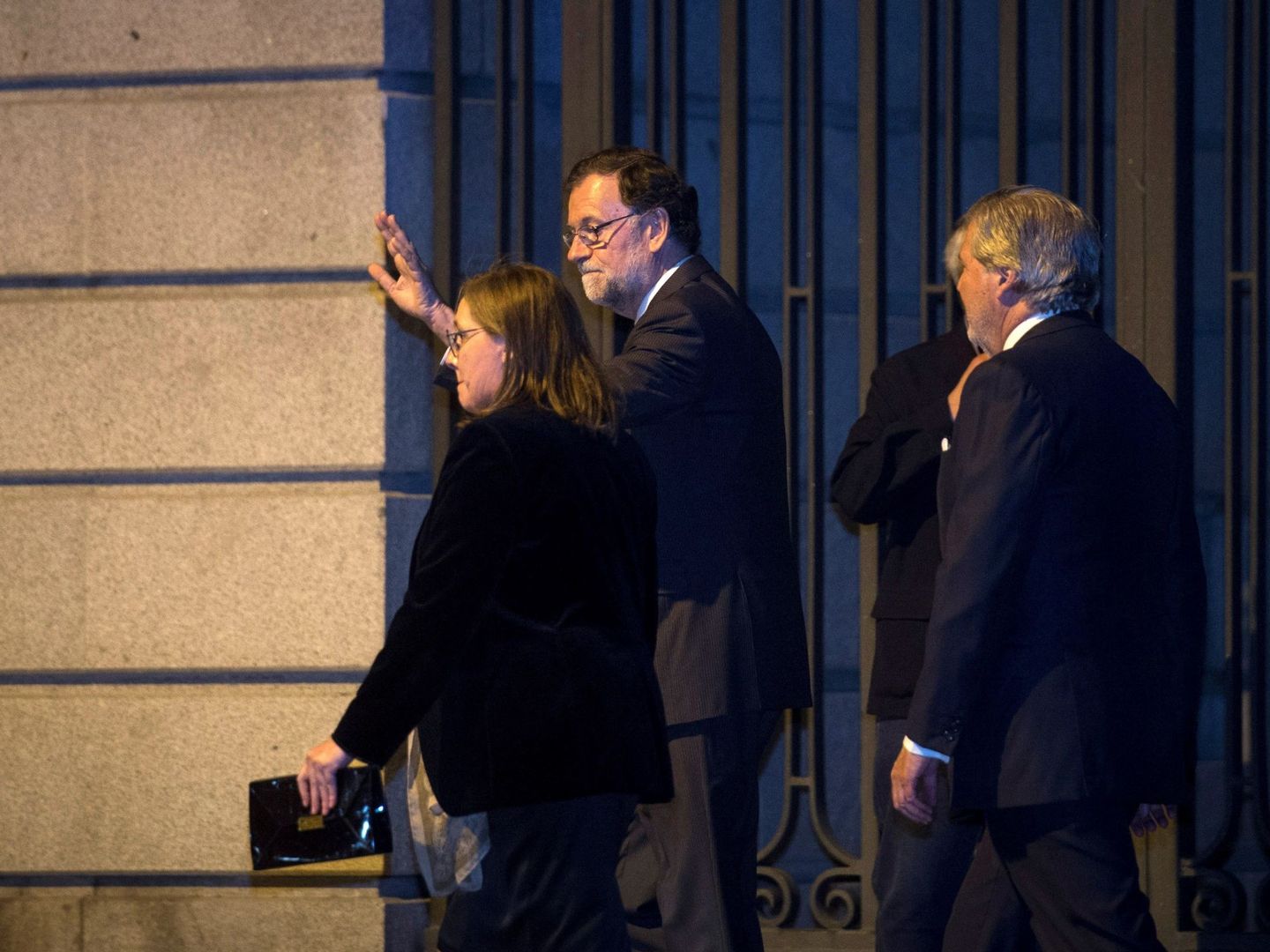 Mariano Rajoy, con su mujer, Viri, y el exministro Íñigo Méndez de Vigo. (EFE)