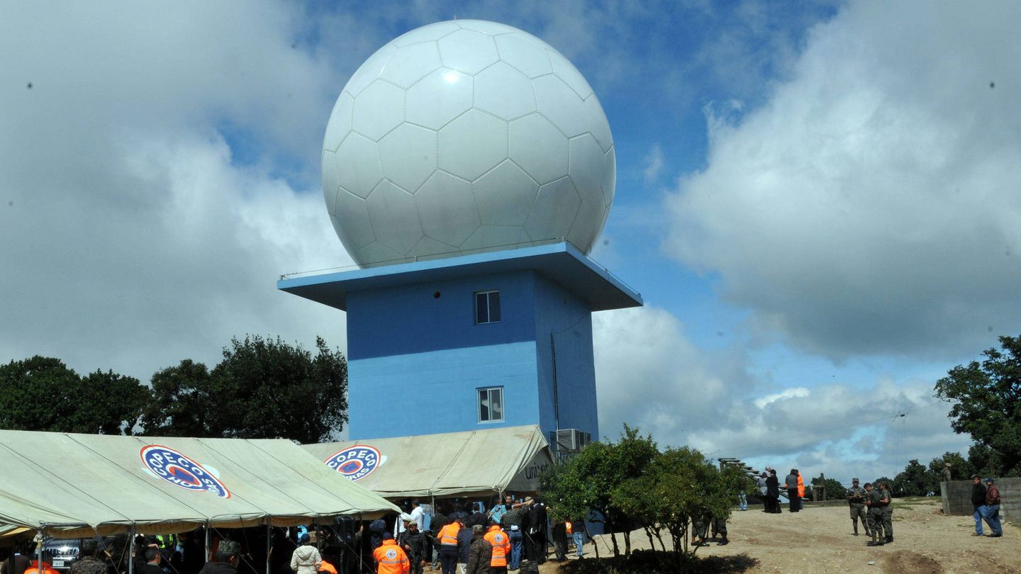 Un radar meteorológico antiguo, instalado por España en Honduras. (EFE)