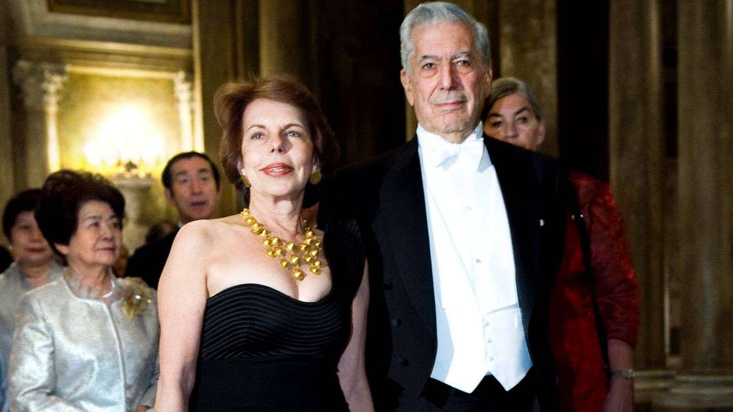 Mario Vargas Llosa y su entonces esposa, Patricia Llosa, en 2010 en Estocolmo. (Claudio Bresciani/EFE)