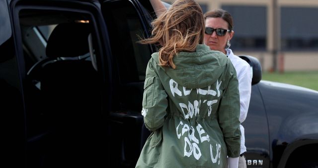 Melania Trump, con la chaqueta de la discordia. (Reuters)