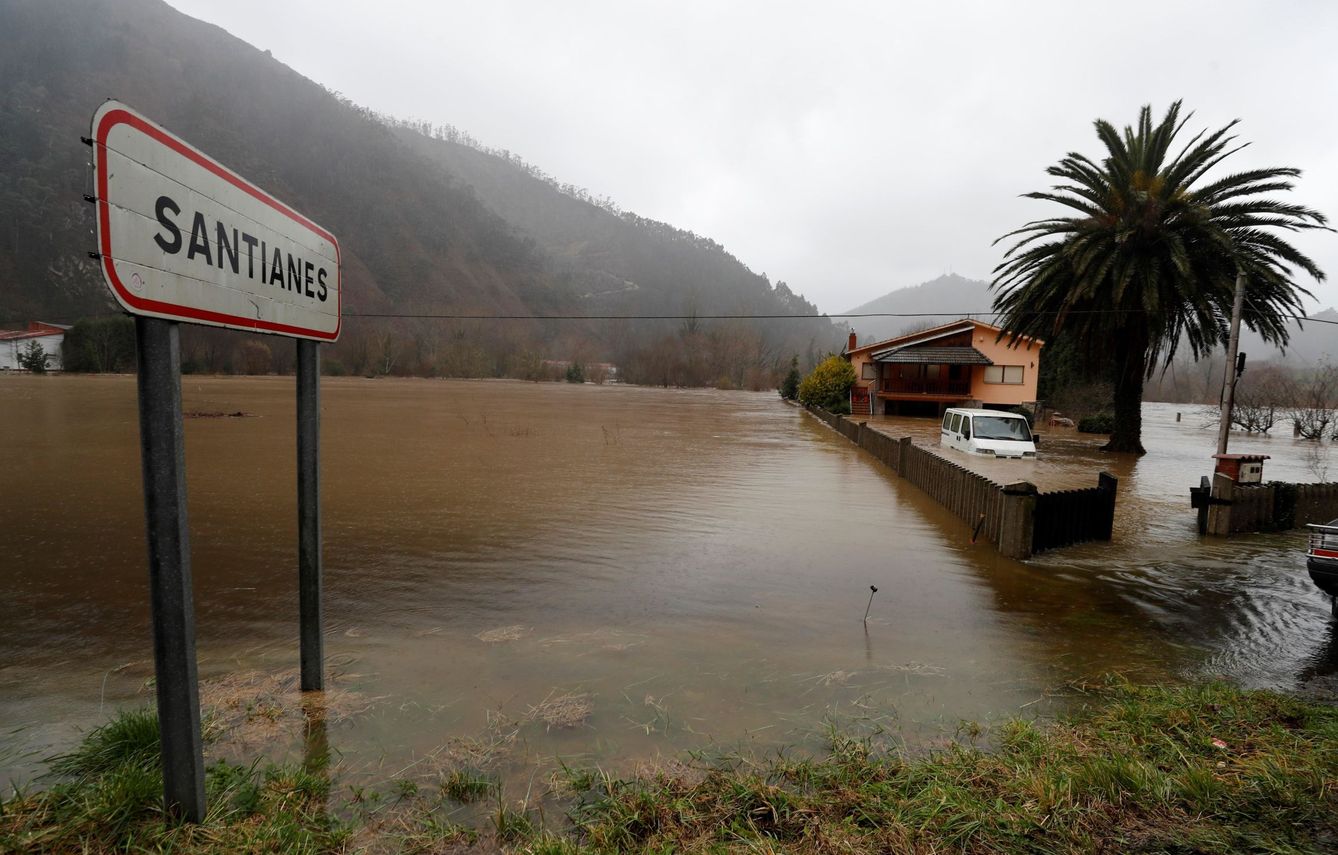 Desbordamiento del río Sella a su paso por Santianes, en Asturias. (EFE)