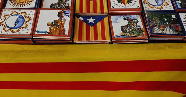 Foto: Tiles with the estelada (catalan separatist flag) are displayed on a table covered with a catalan flag at an arts and craft market four days after the banned independence referendum, in barcelona