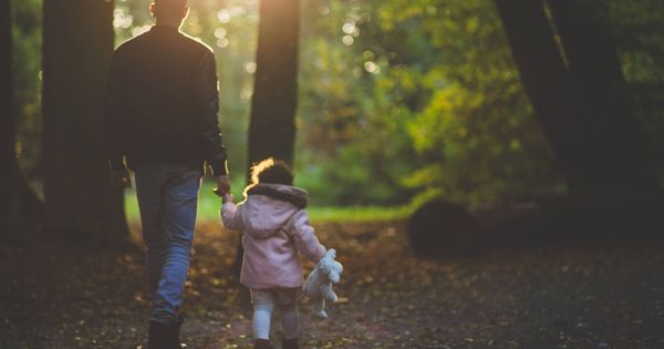 Foto: Un padre paseando con su hija