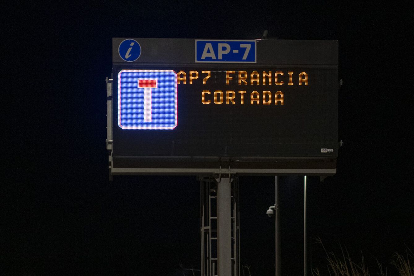 La autopista AP-7, cortada a la altura de La Jonquera por la protesta de los agricultores franceses. (Europa Press/Lorena Sopêna)