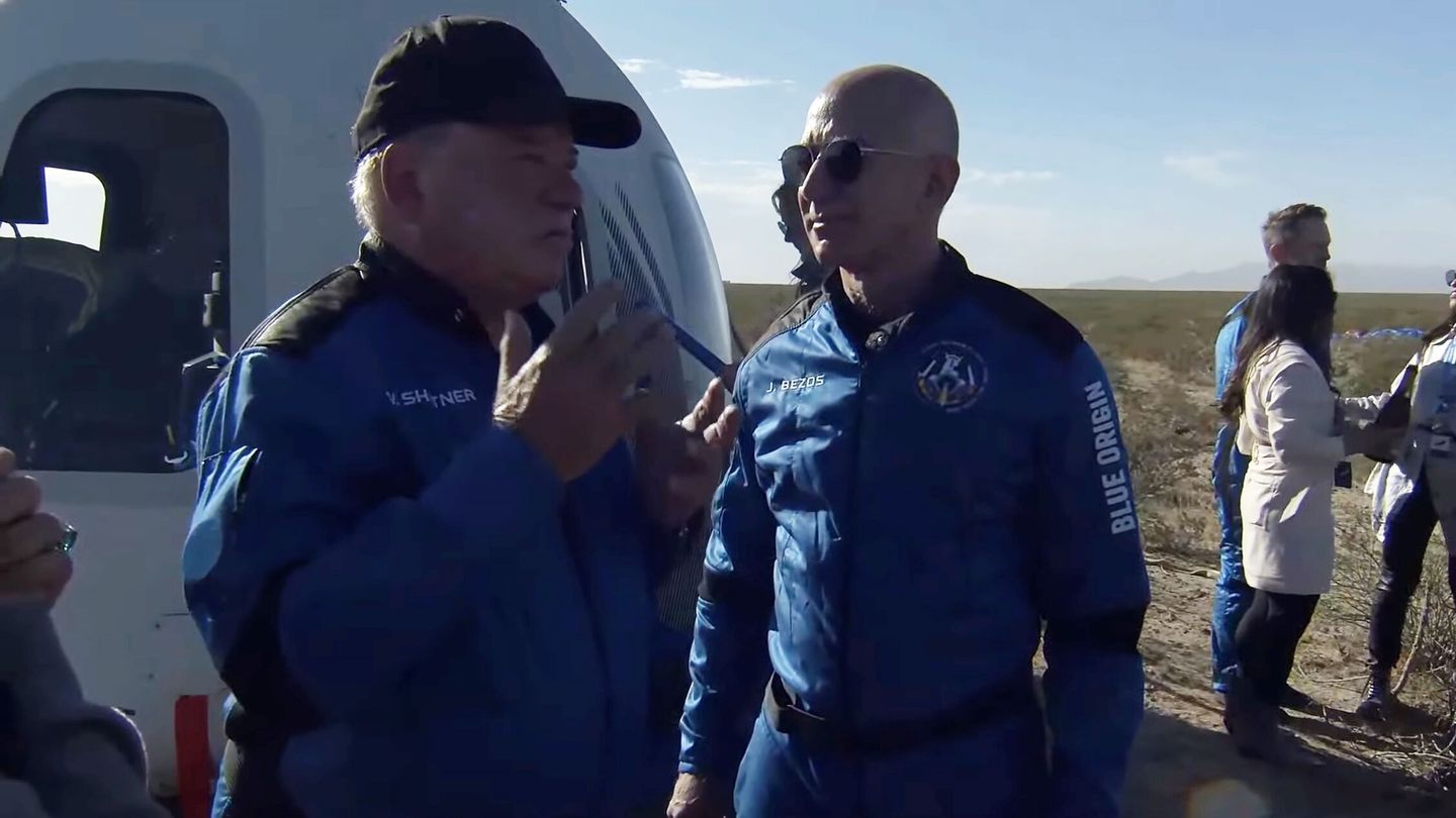 William Shatner, actor de 'Star Trek', hablando con Bezos tras su viaje al espacio. (EFE)