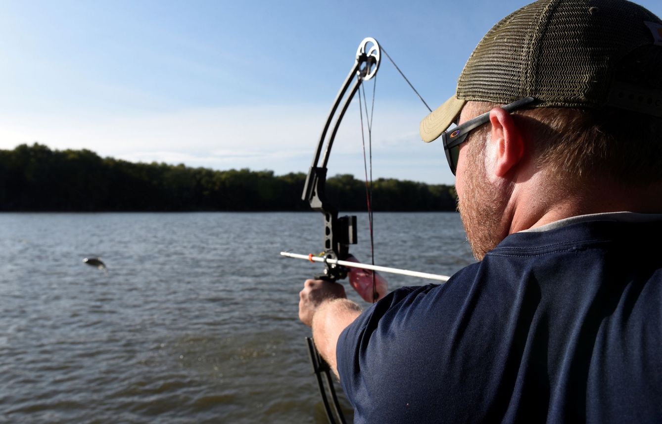 Pesca deportiva con arco y flecha de carpa asiática en EEUU. Reuters