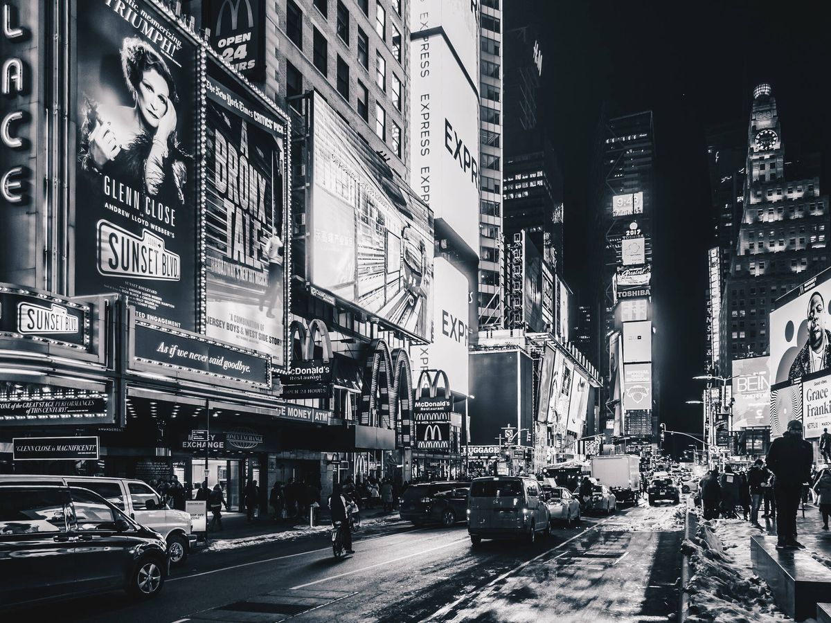 Rascacielos sin gravedad y dominio absoluto del arte publicitario: historia de Times Square