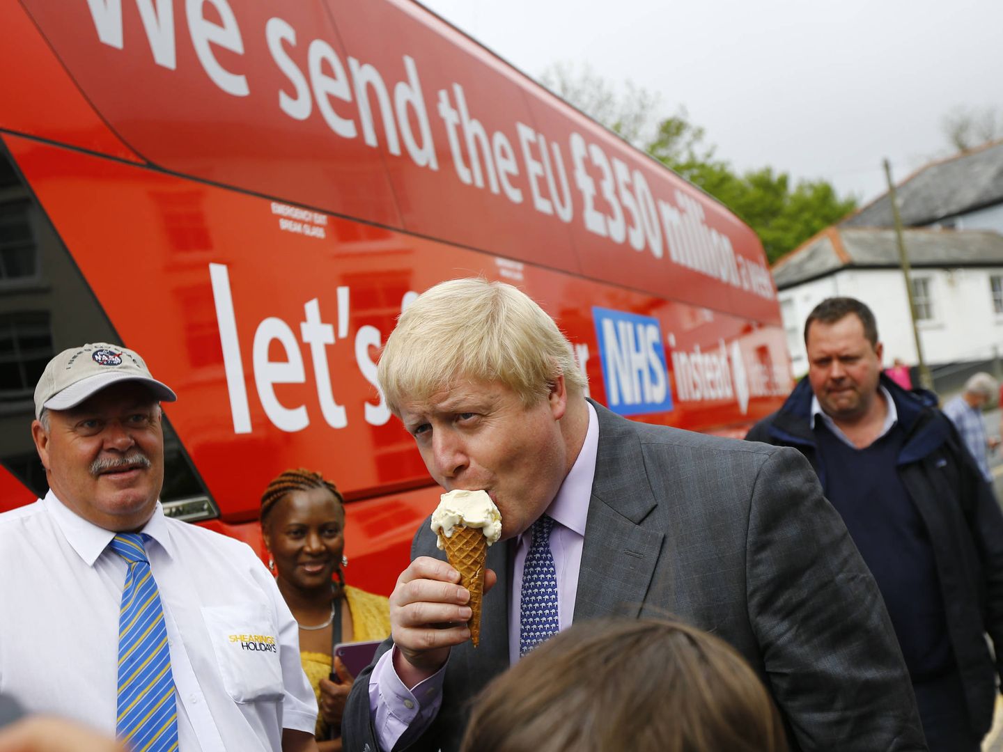 Boris Johnson disfruta de un helado durante la campaña por el Brexit junto al célebre 'Vote leave' bus. 11 de mayo de 2016. (Reuters)