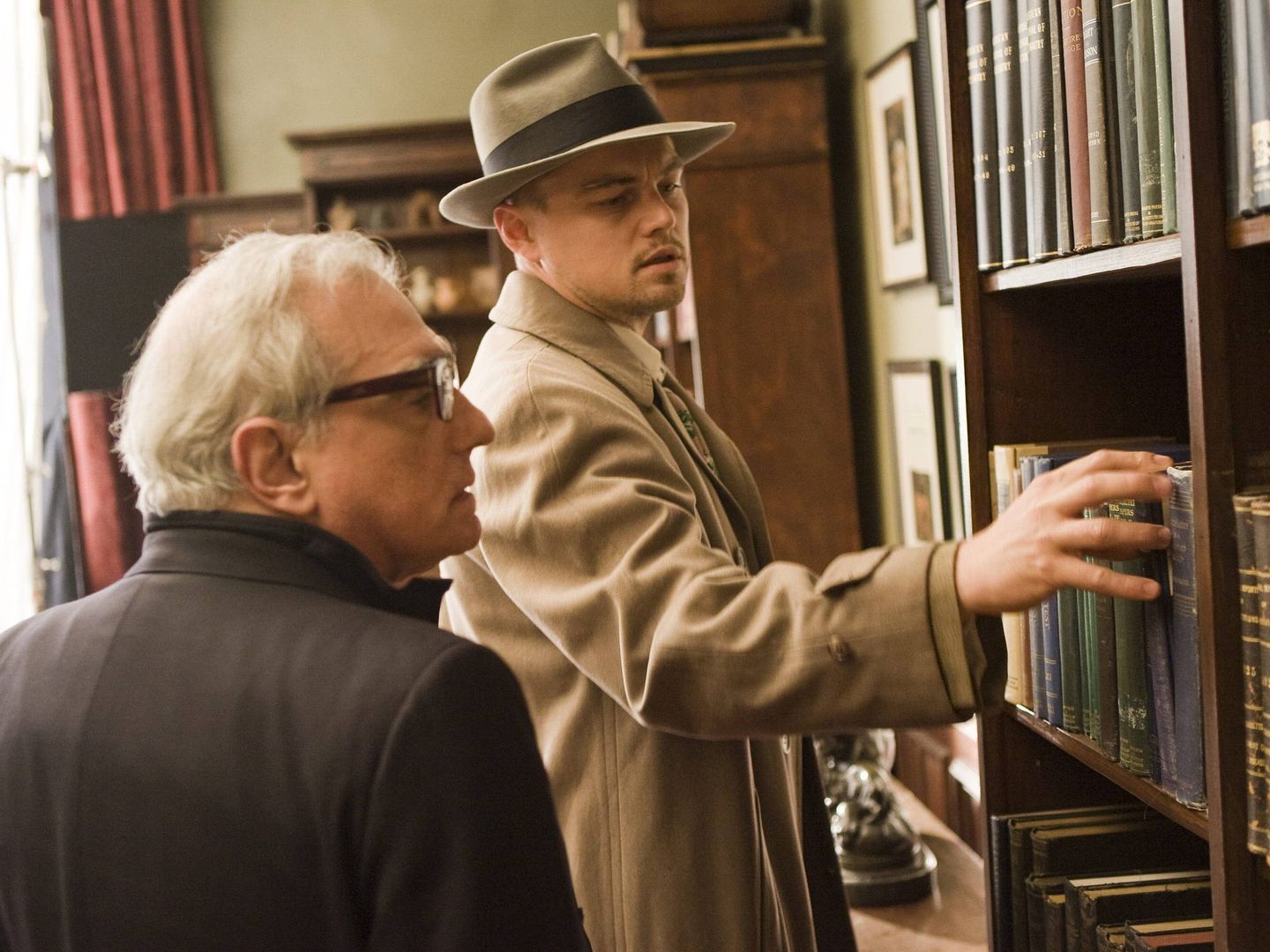 DiCaprio en el papel de Teddy Daniels, y Martin Scorsese en el rodaje de 'Shutter Island' (EFE)