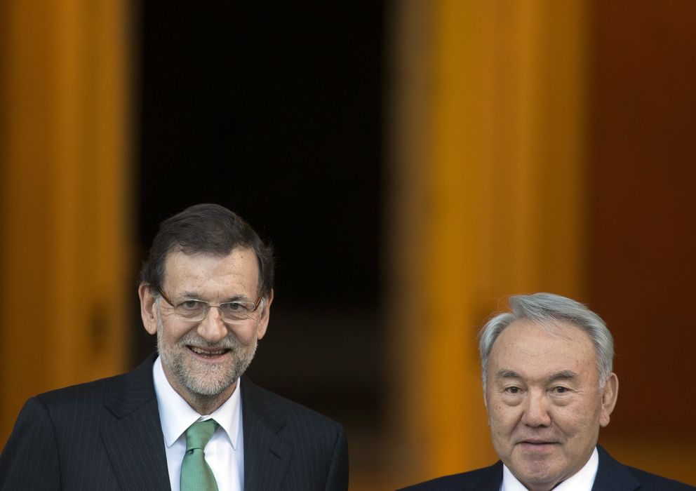 Foto: Mariano Rajoy y Nursultan Nazarbayev en la puerta de la Moncloa, el pasado mes de febrero. (Reuters)
