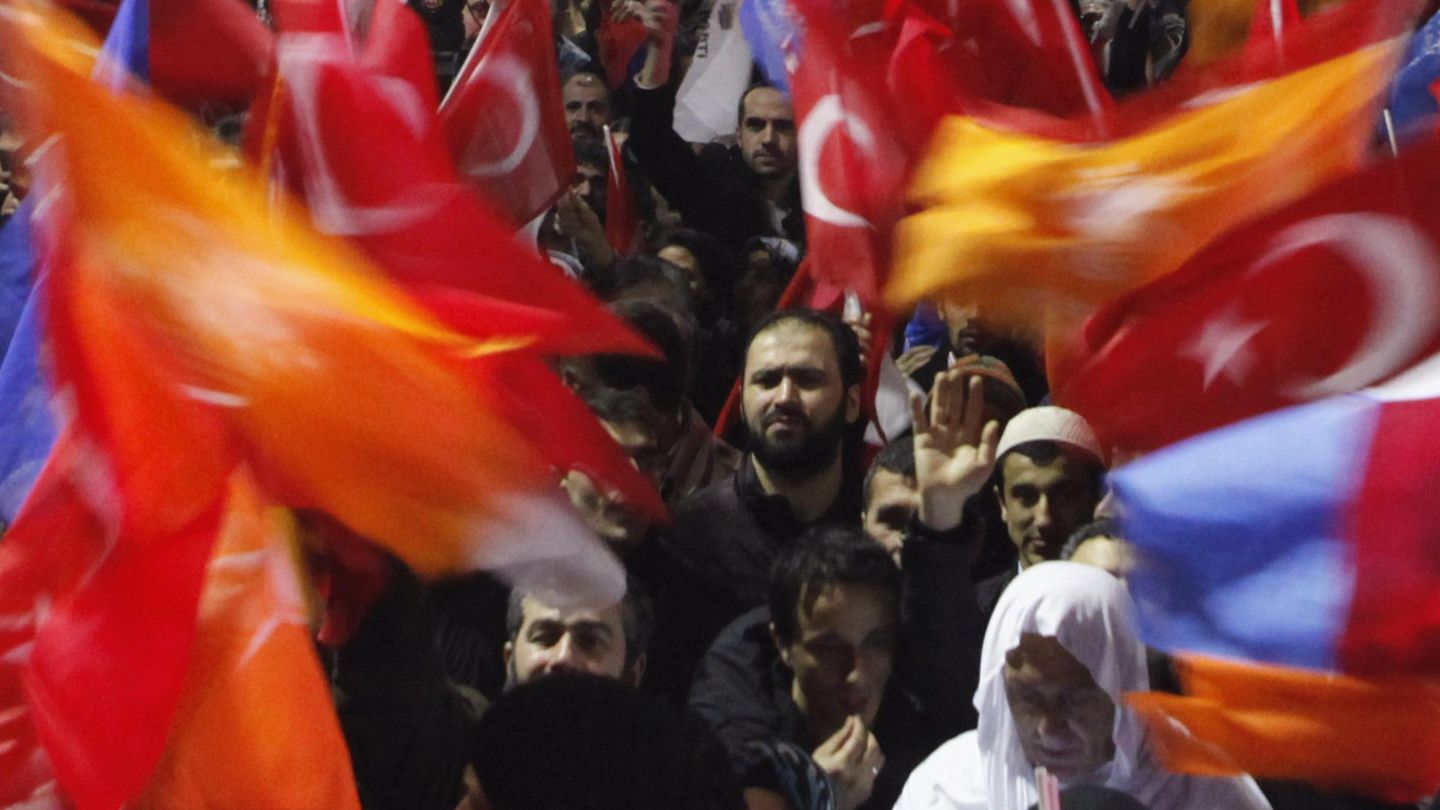 Seguidores de Erdogan reunidos ayer para aclamarle en el aeropuerto de Estambul (Reuters).
