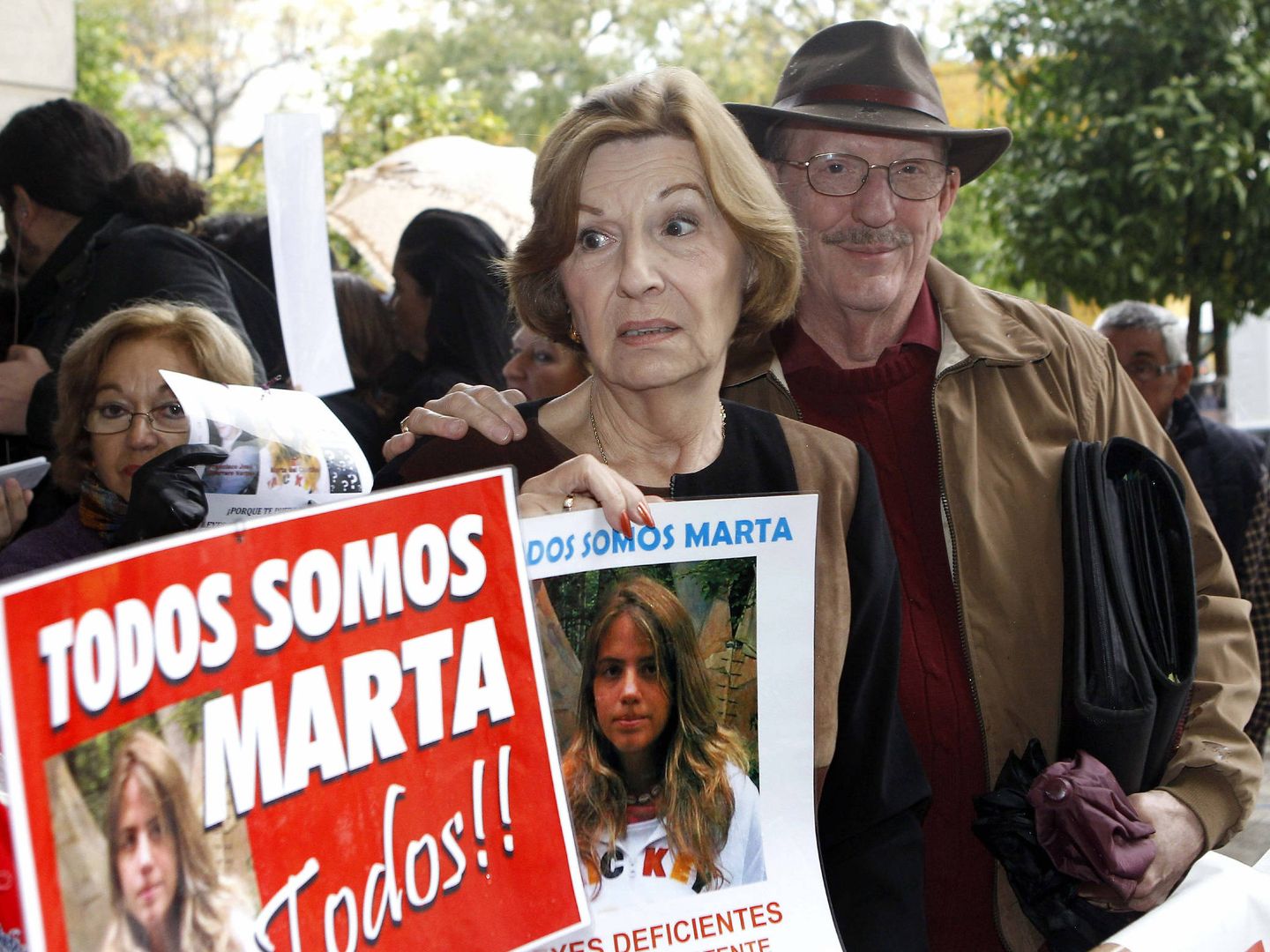 Los padres de Laura Cerna, en una manifestación de apoyo a Marta del Castillo. Foto: EFE/Juan Ferreras.