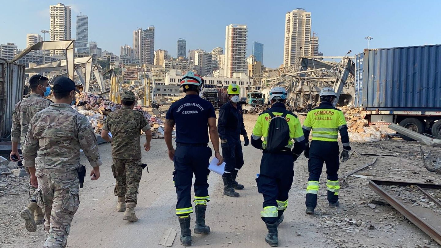 Los bomberos españoles que acudieron a Beirut tras la explosión en el puerto. (EC)