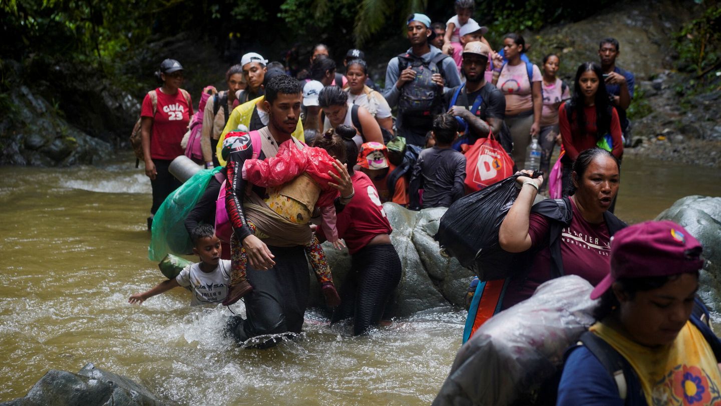 Un grupo de migrantes de Venezuela y otros países cruza la selva del Darién para llegar a Estados Unidos. (Reuters/Adri Salido)