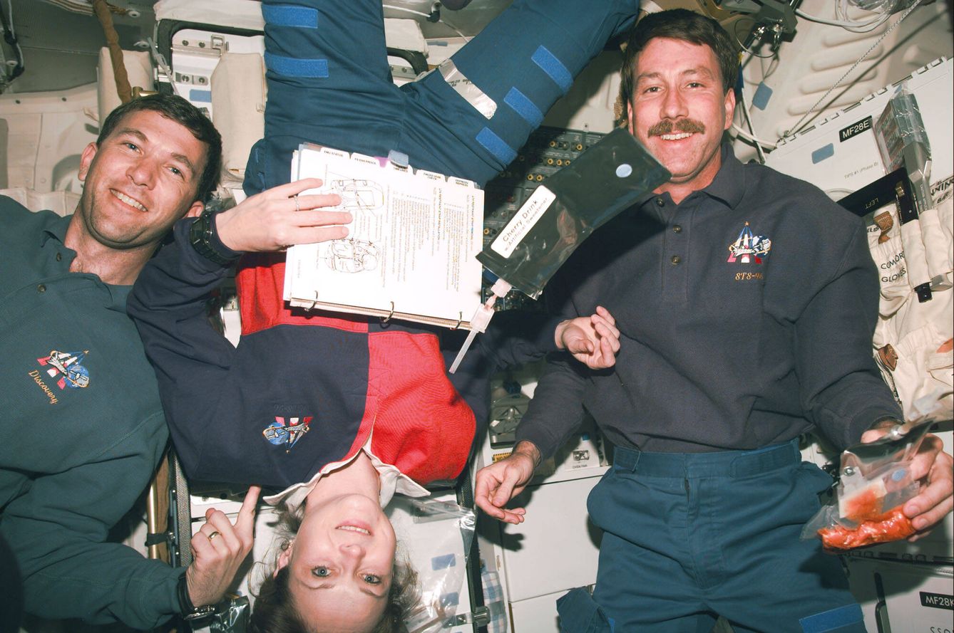 Tres de los siete miembros de la tripulación del transbordador espacial Discovery son fotografiados durante un descanso de la actividad del cuarto día de la misión en el espacio el 29 de mayo de 1999. (NASA)