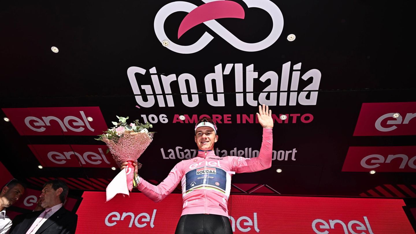 Evenepoel celebró el buen comienzo en el Giro. (EFE/Luis Díaz)