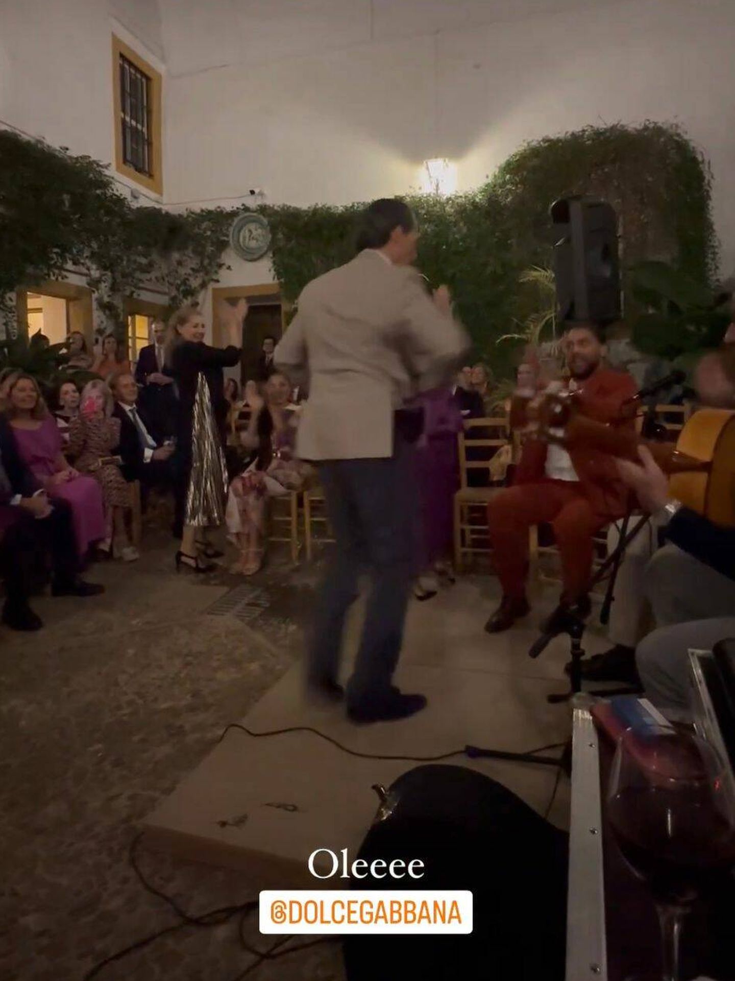 Cuadro flamenco que tocó y bailó tras la cena en el palacio de Dueñas. (Redes/Blanca Barrera)