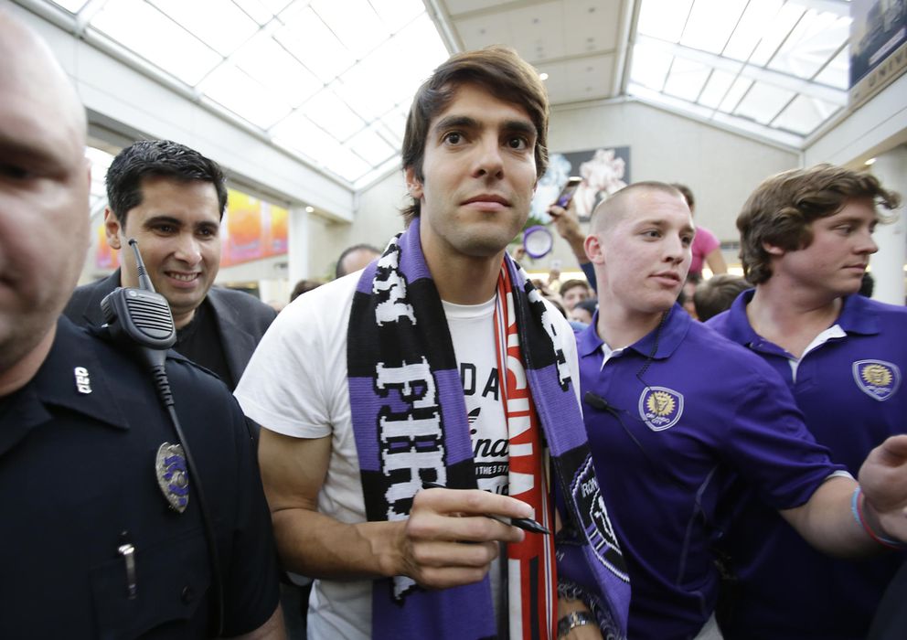 Foto: Kaká, en su llegada al aeropuerto de Orlando tras fichar por el equipo de la ciudad.