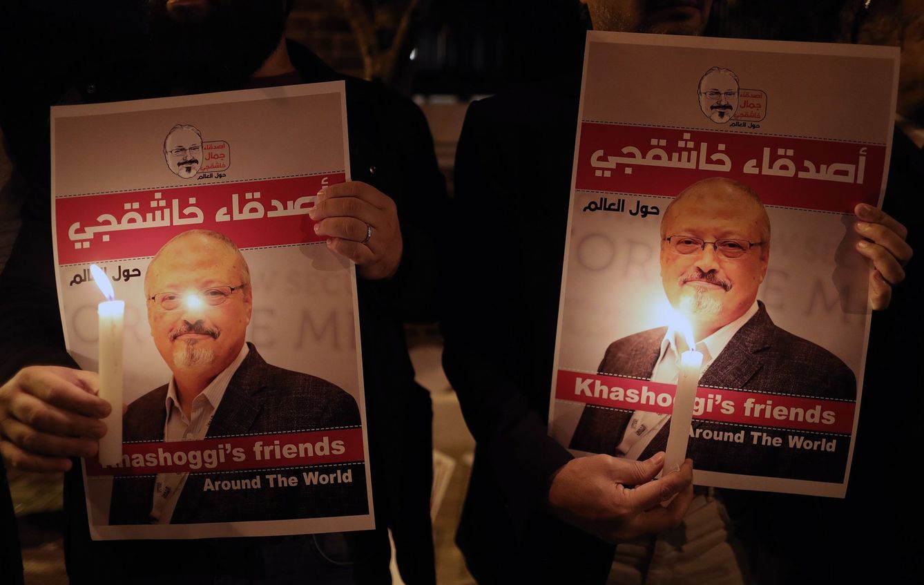 Manifestantes sujetan velas y retratos del periodista Jamal Khashoggi durante una protesta frente al Consulado saudí en Estambul. (EFE)