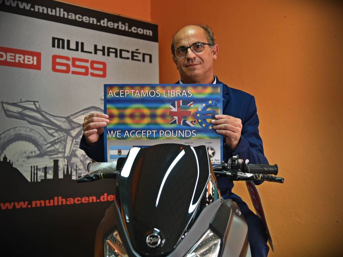 Foto: El empresario Lorenzo Periáñez, dueño de una tienda de motos de La Línea. (Toñi Guerrero)