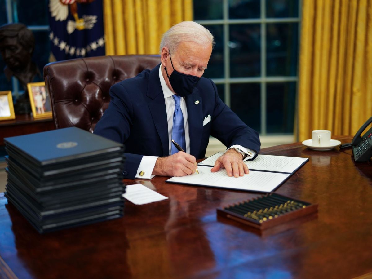 Foto: Biden firma los decretos. (EFE)