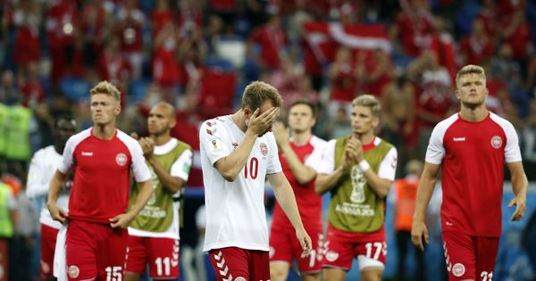 Foto: Jugadores de Dinamarca se lamentan tras su eliminación del Mundial (Reuters)