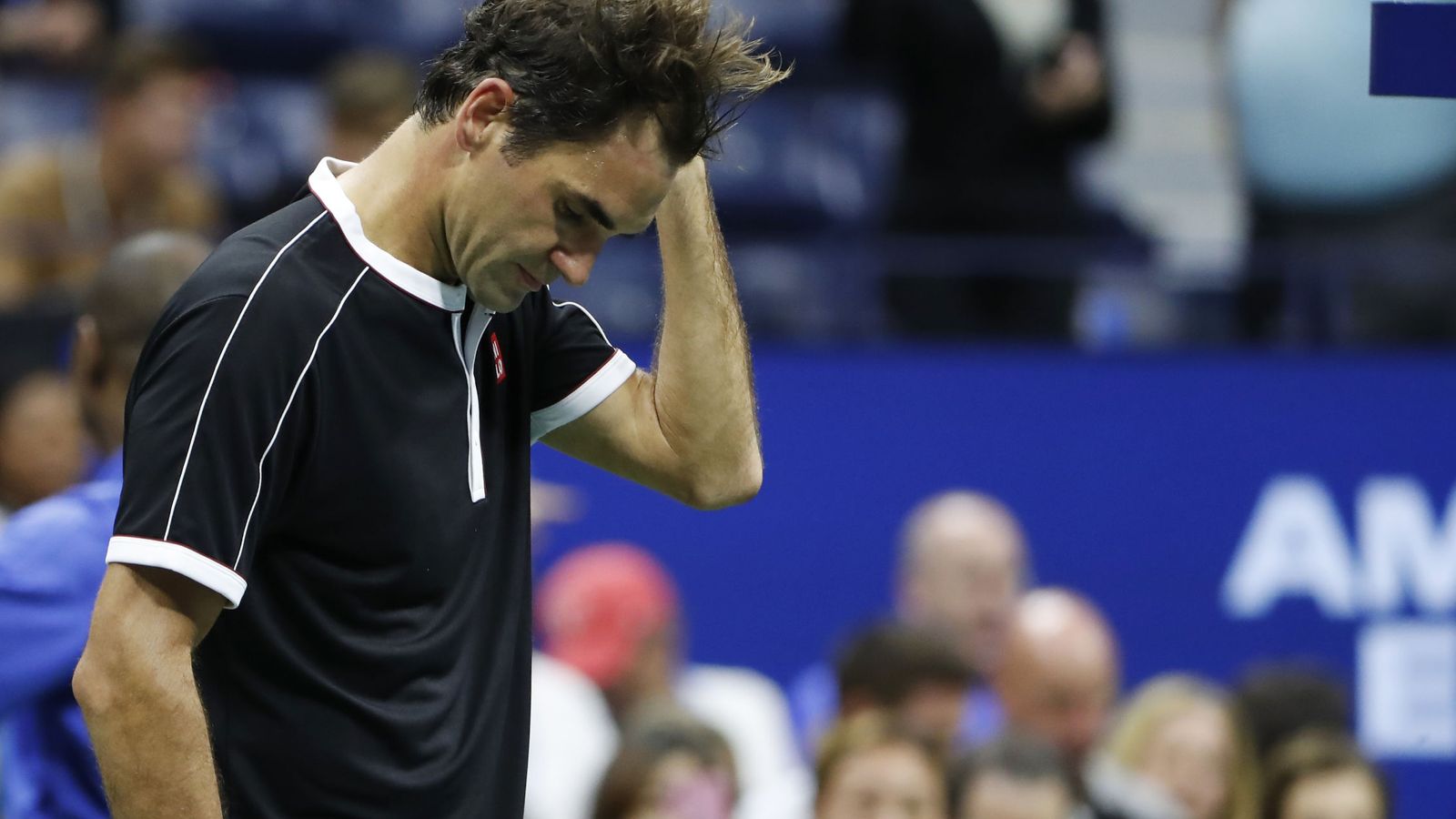 Foto: Roger Federer, cabizbajo tras caer contra Dimitrov en el US Open. (Reuters)