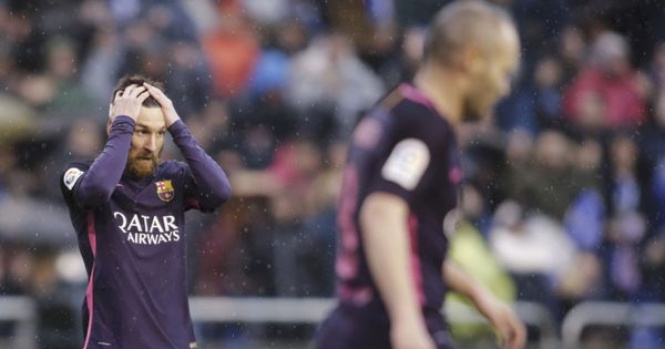 Foto: Messi se lleva las manos a la cabeza, este domingo, en Riazor.