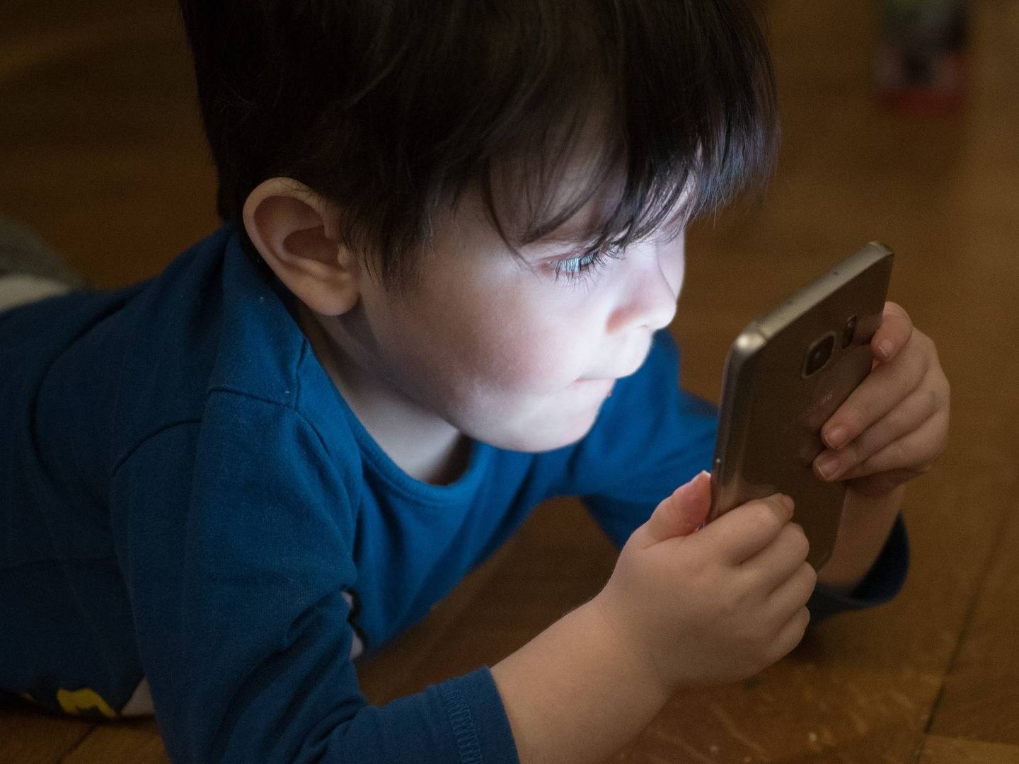 Un niño mira la pantalla de un teléfono móvil. (Pixabay)