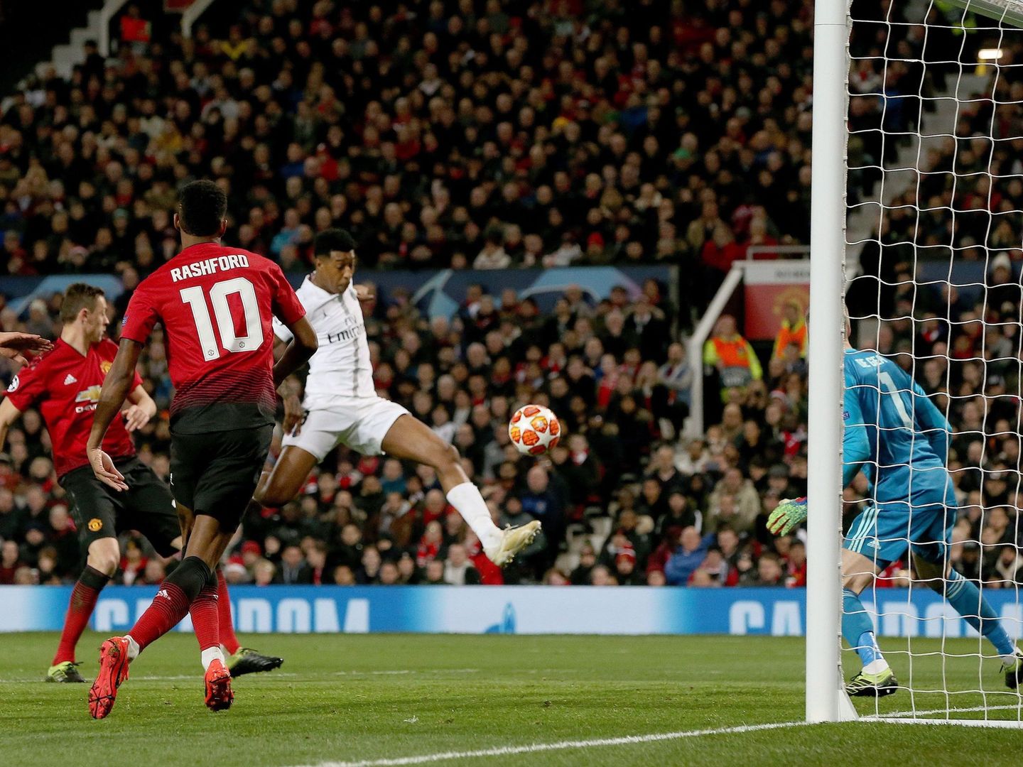 Kimpembe marcó el primer gol del PSG ante el Manchester United. (EFE)