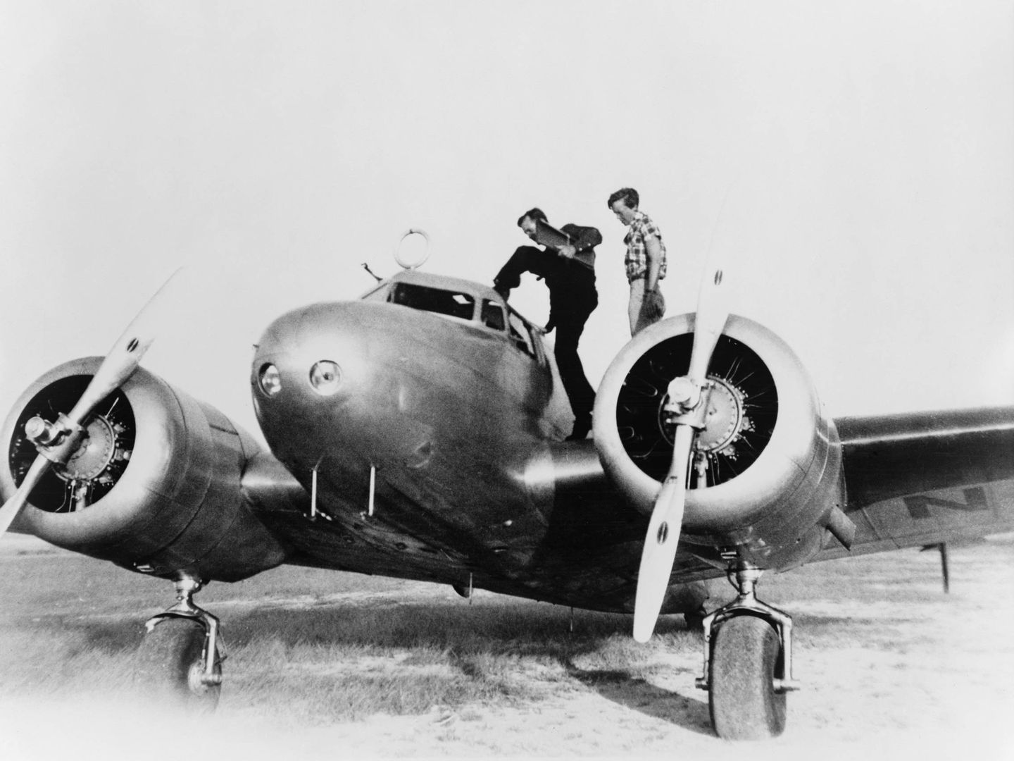 Earhart y Noonan montándose en el Lockheed L-10E Electra. (Cordon Press)