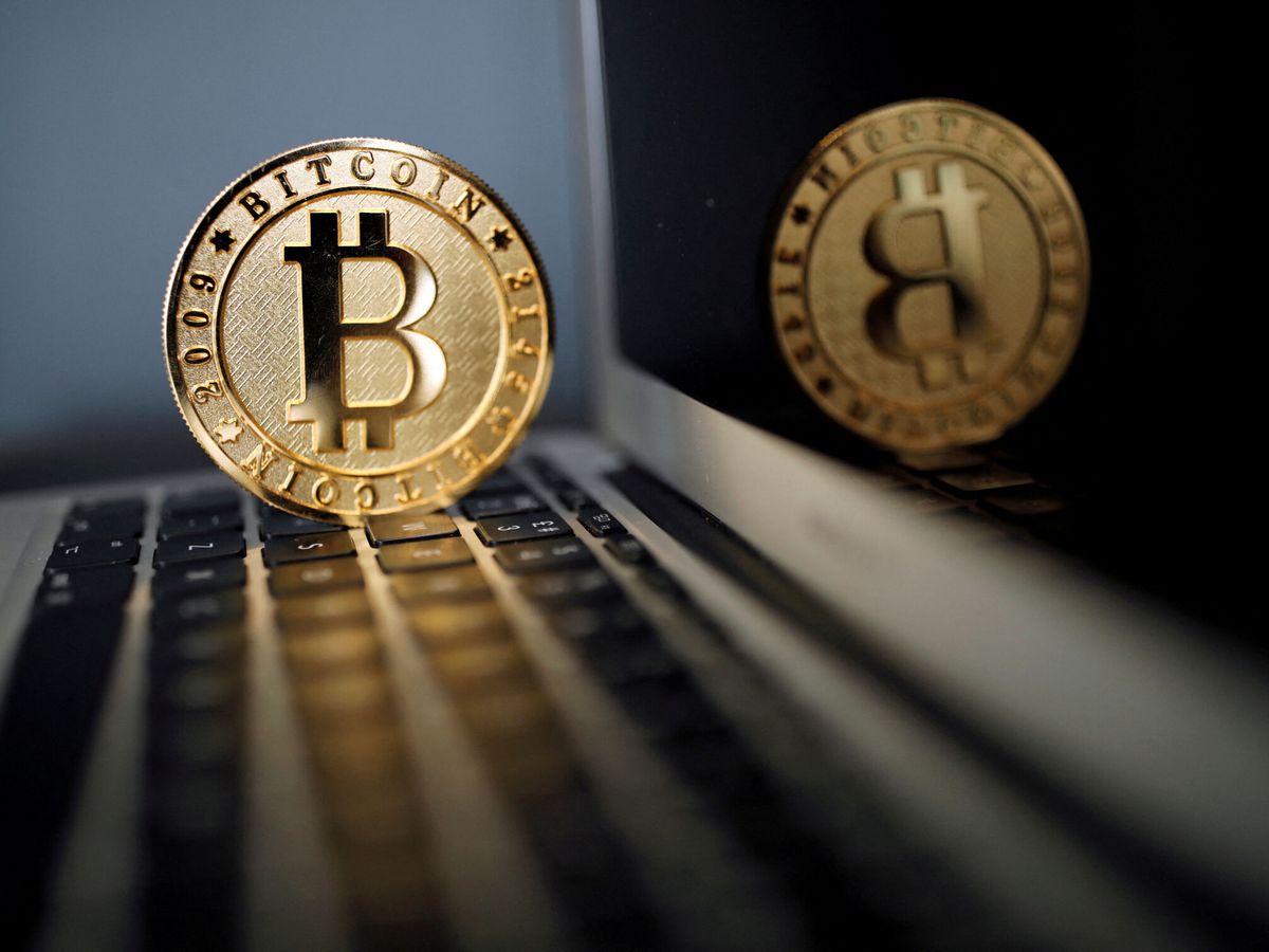Foto: Ilustración muestra la representación de un Bitcoin (Reuters/Benoit Tessier).