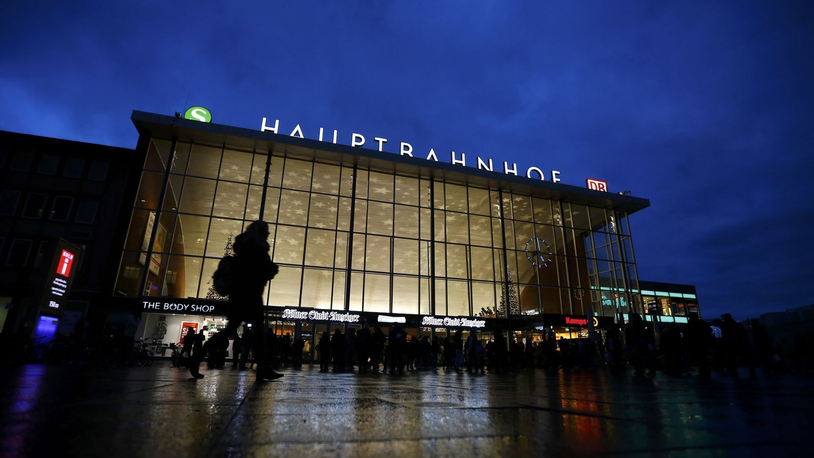 Foto: Ciudadanos alemanes caminan ante la principal estación de tren de Colonia, el 5 de enero de 2016 (Reuters).