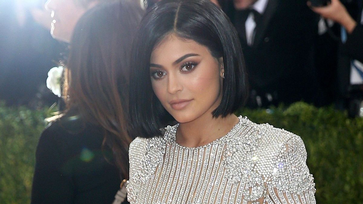 El maquillaje de Kylie Jenner x Balmain lo tiene todo (y lo queremos ya)