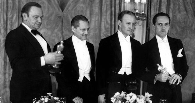 Wallace Beery, Lionel Barrymore, Conrad Nagel y Fredric March, en la ceremonia celebrada en 1932. (CP)