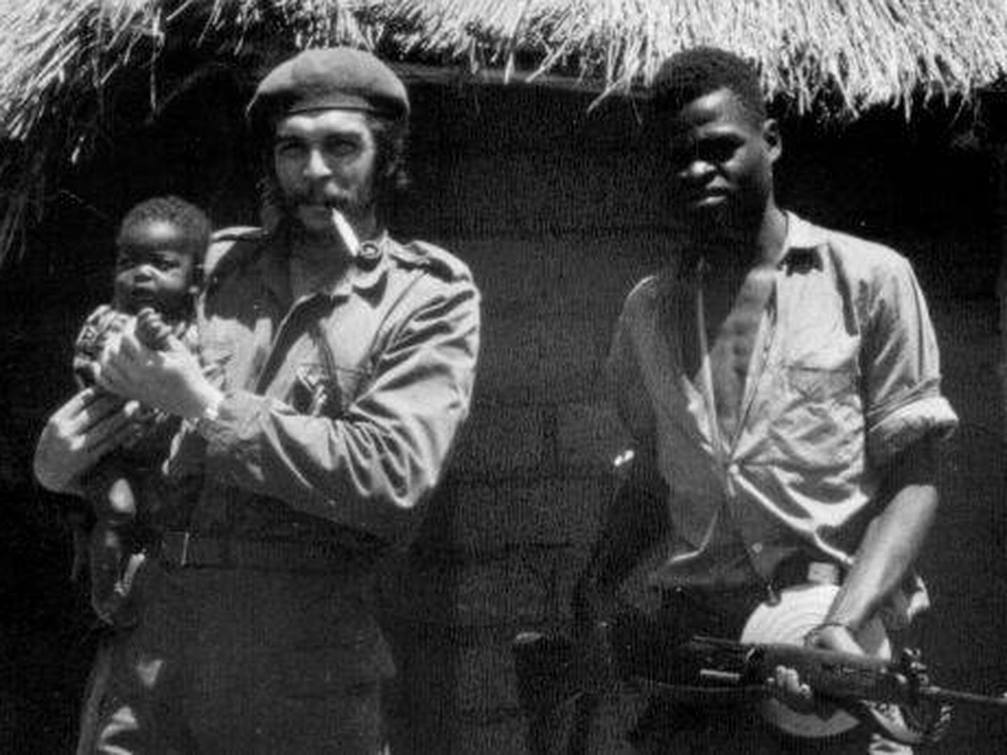 El Che Guevara junto a un combatiente congoleño